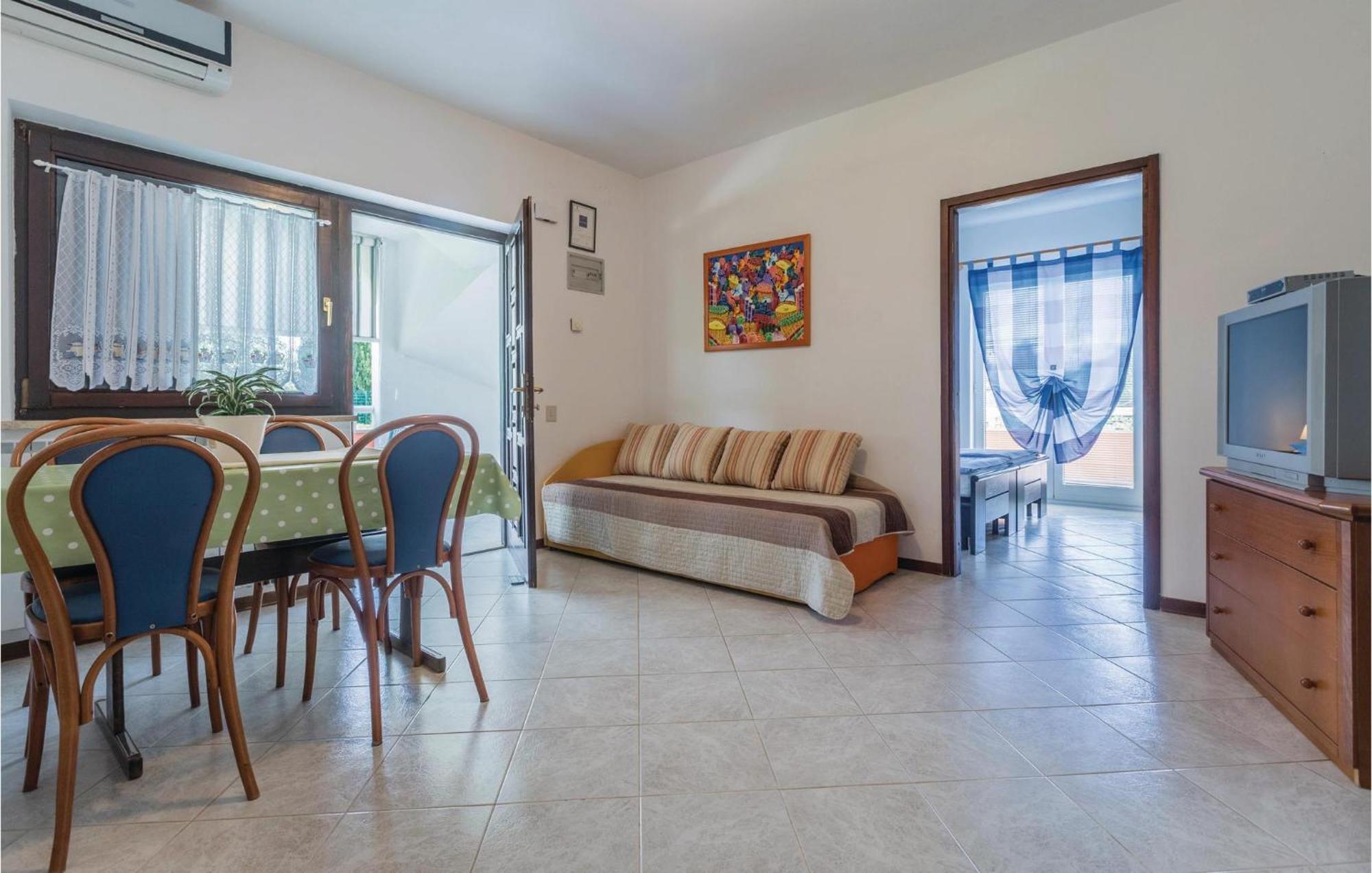 2 Bedroom Beautiful Apartment In Savudrija Bagian luar foto