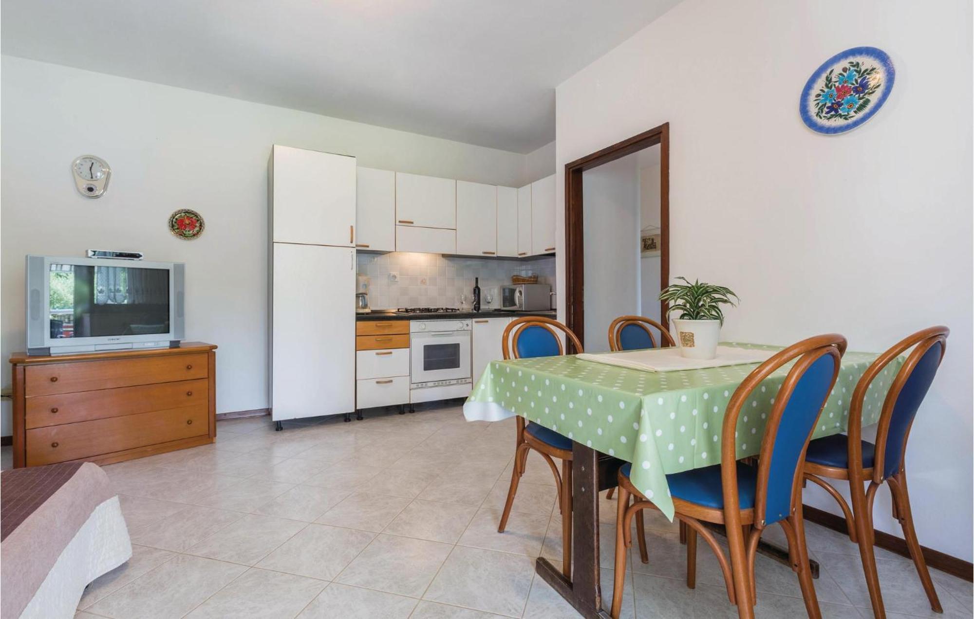 2 Bedroom Beautiful Apartment In Savudrija Bagian luar foto