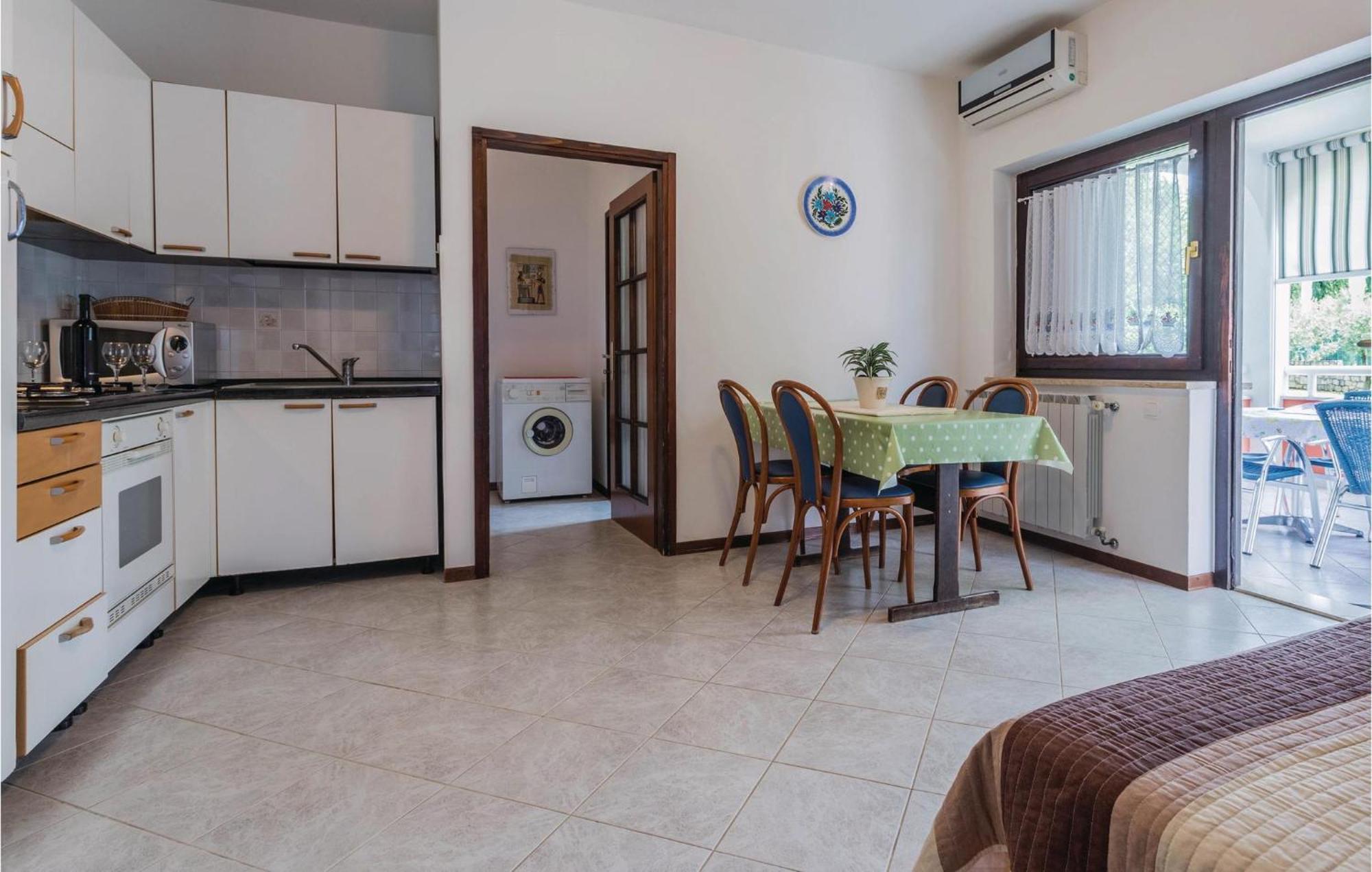2 Bedroom Beautiful Apartment In Savudrija Bagian luar foto
